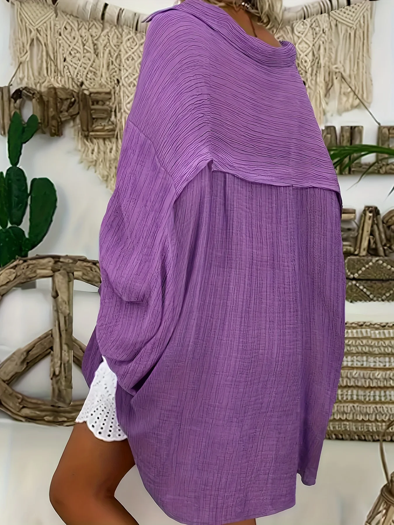 Luźna koszula z długim rękawem o swobodnym kroju, bez wysiłku przekazująca wytłoczony komfort.