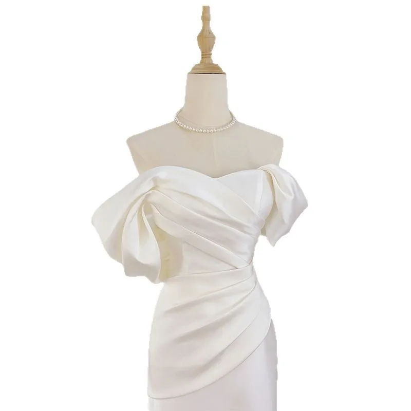 Abito da sposa francese leggero in raso monospalla con temperamento semplice Abito bianco slim fit a coda di pesce per uscire personalizzato