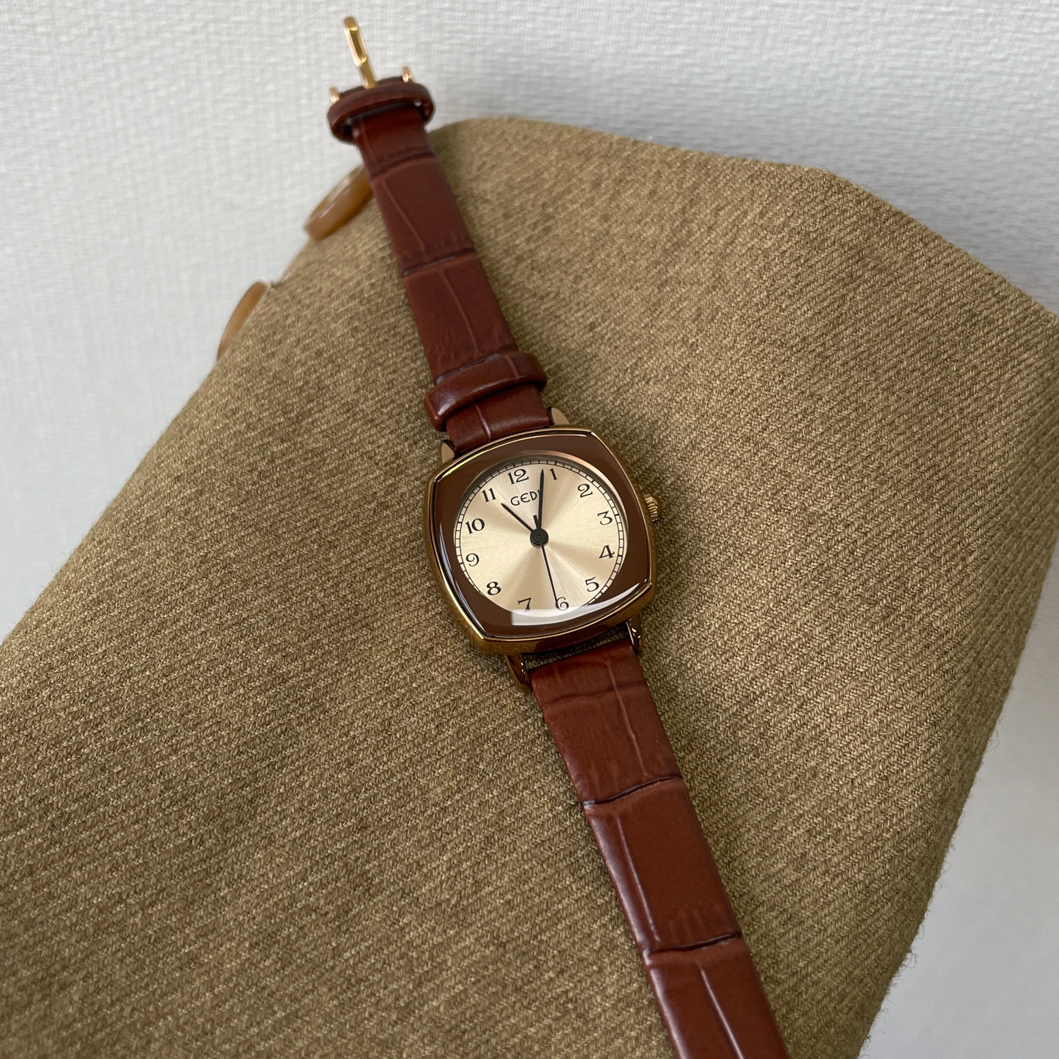 ساعة نسائية فاخرة على الطراز القديم-جودة عالية 2026 وصلت حديثًا ساعة يد نسائية بحزام جلدي كوارتز هدية نسائية #5