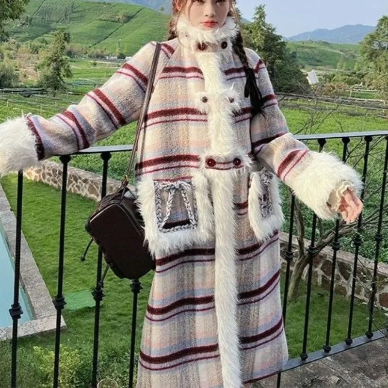 2025 Autumn and Winter New Contrasting Colors Mao Mao Plaid Design Coat Loose Warm and Thin Age-reducing Woolen Coat Women