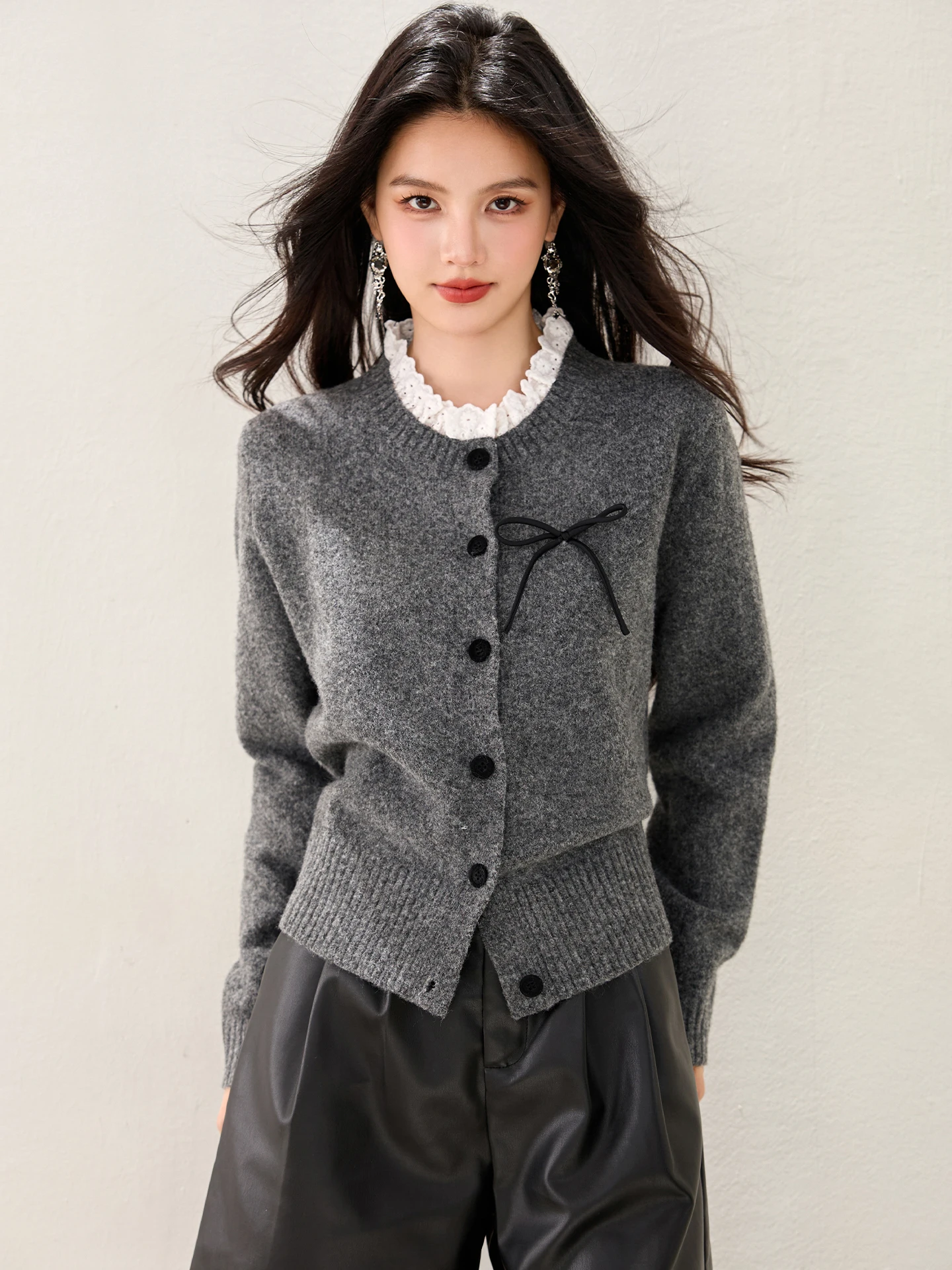 سترة رمادية مقسمة كلاسيكية للنساء في الخريف والشتاء، سترة علوية محبوكة أنيقة برقبة دائرية وأزرار