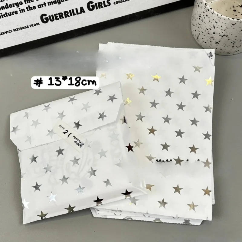 20 SZTUK papierowych torebek ze srebrnymi gwiazdami o wymiarach 13x18 cm – eleganckie i wszechstronne opakowanie na prezenty na wesela, przyjęcia i specjalne okazje — zdjęcie produktu 3