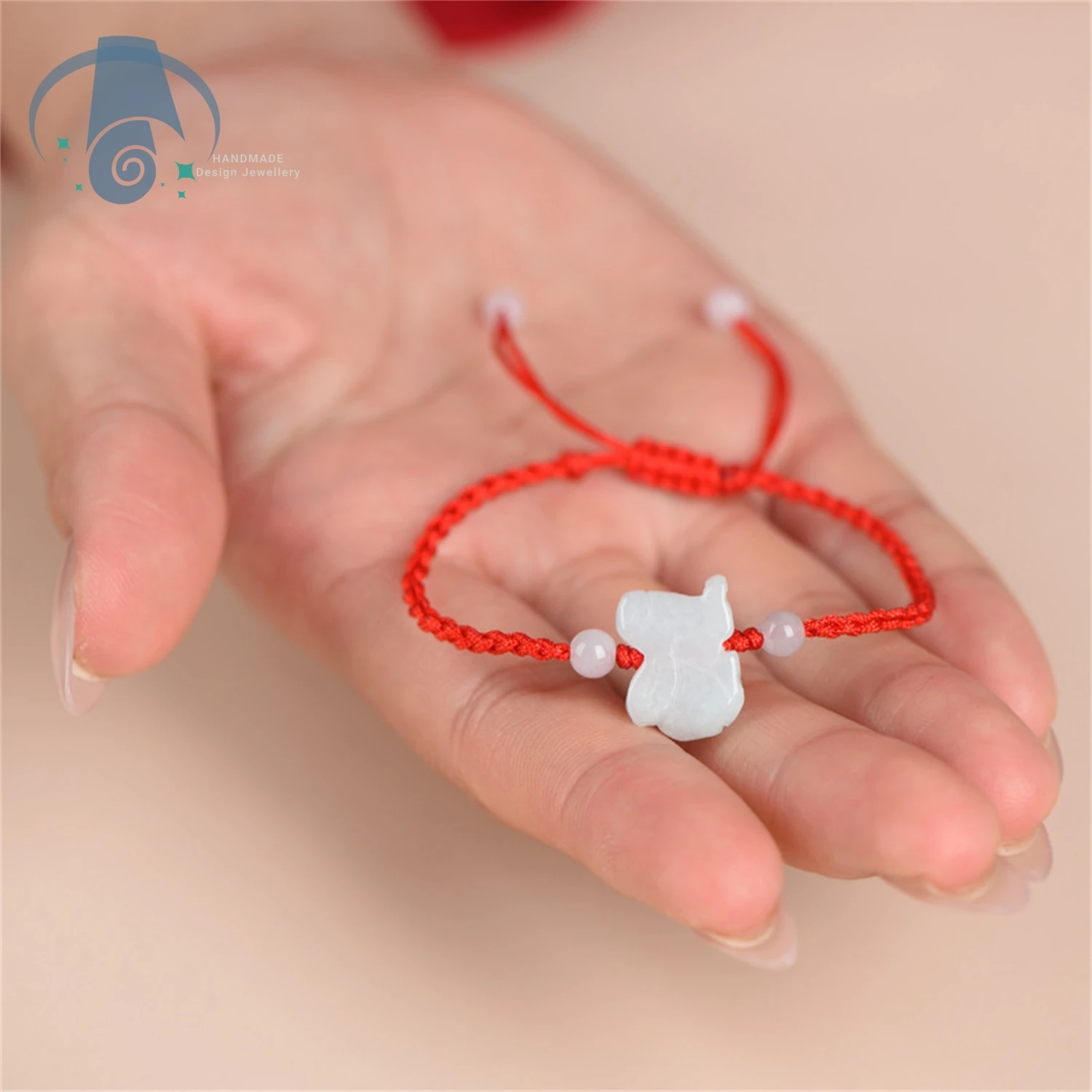 

Браслет из натурального жадеита с символами знаков зодиака: Крыса, Бык, Тигр, Кролик, Дракон, Змея, Лошадь, Коза, Обезьяна, Петух, Собака, Свинья.