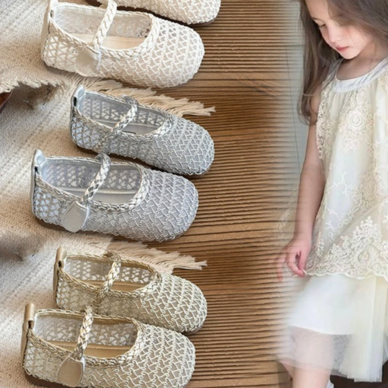 

Летние сетчатые сандалии для девочек 2026: Новая корейская версия, мягкие детские туфли, модные дышащие сандалии с вырезами, нескользящие студенческие сандалии для девочек