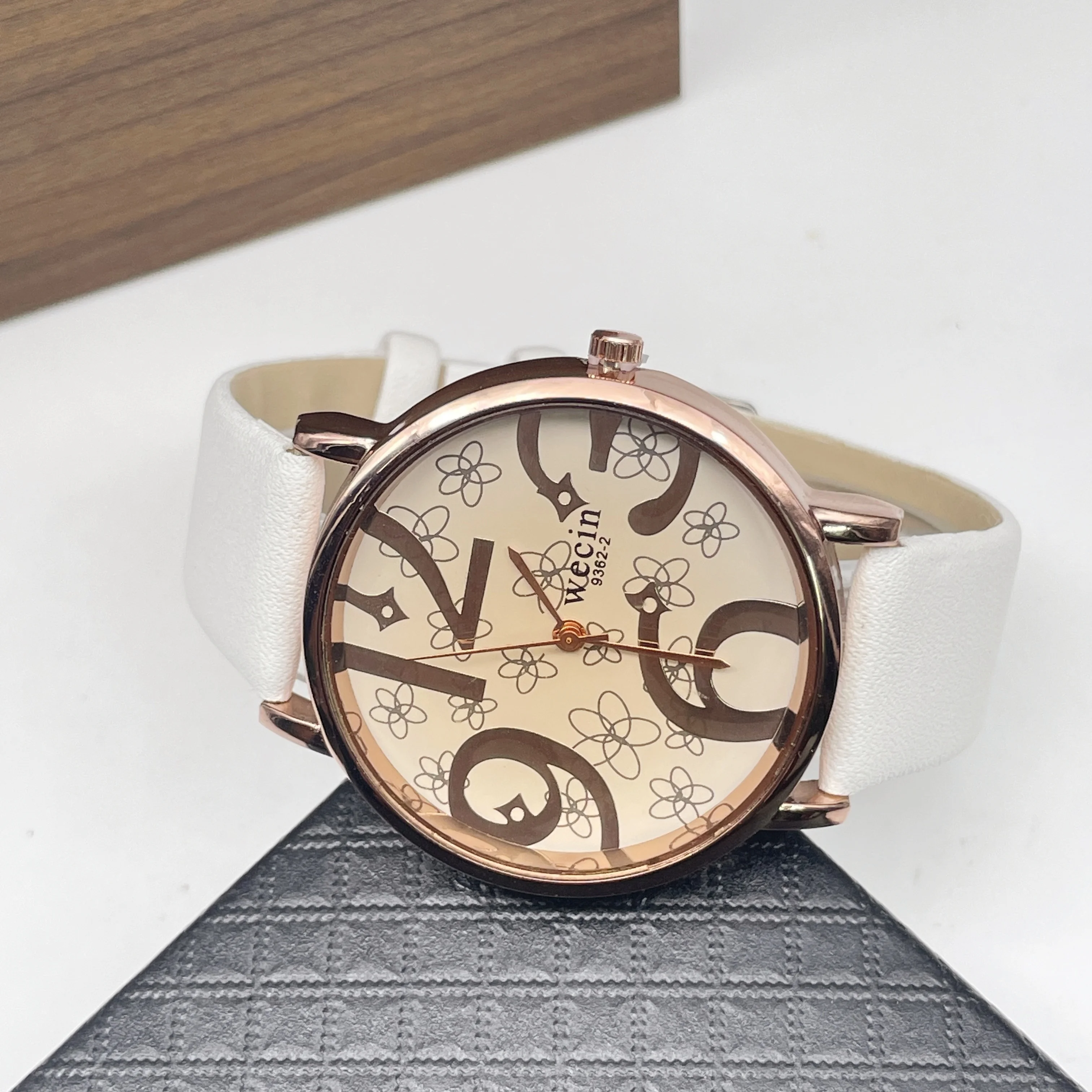 Fashion lady personality leopard print watch with creative font dial gift watch