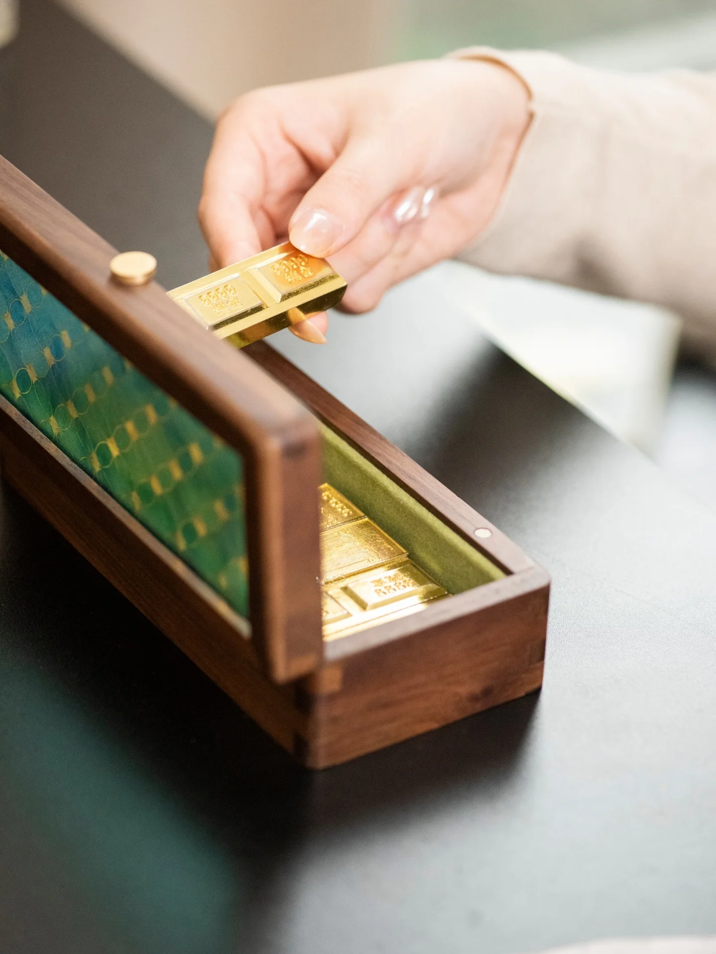 

Элитная шкатулка для хранения золотых украшений из натурального дерева, практичная подарочная коробка для обручальных колец на свадьбу и помолвку