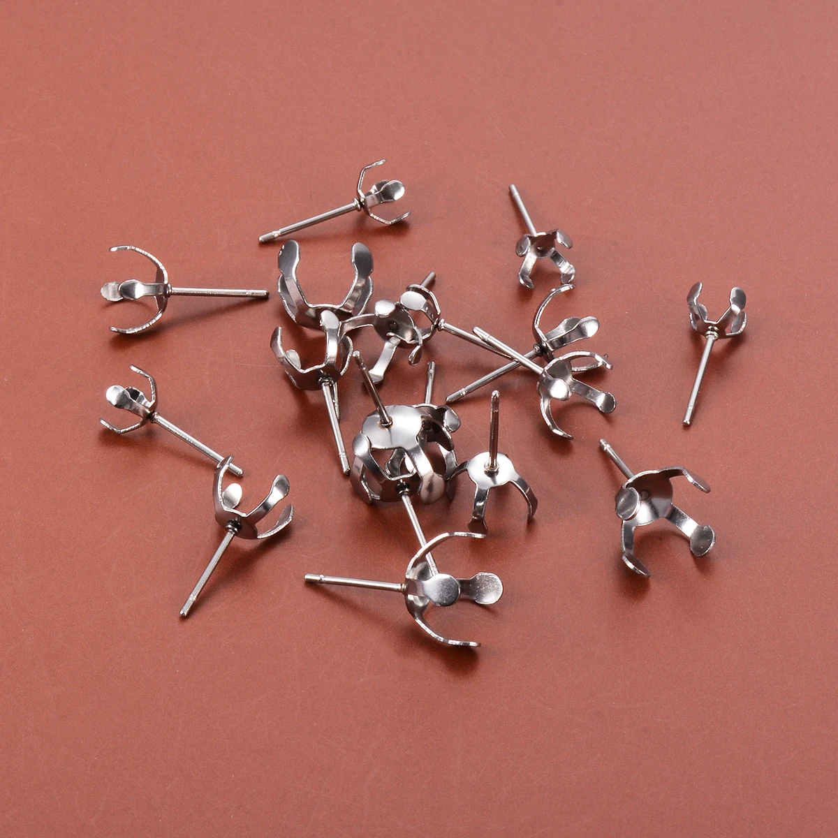 50 Stück Edelstahl-Ohrstecker, runde, unbeschriftete Ohrstecker mit 4 Krallen für 6/8/10 mm Perlen, Strasssteine, Kristallperlen, DIY-Schmuckzubehör – Detail 6