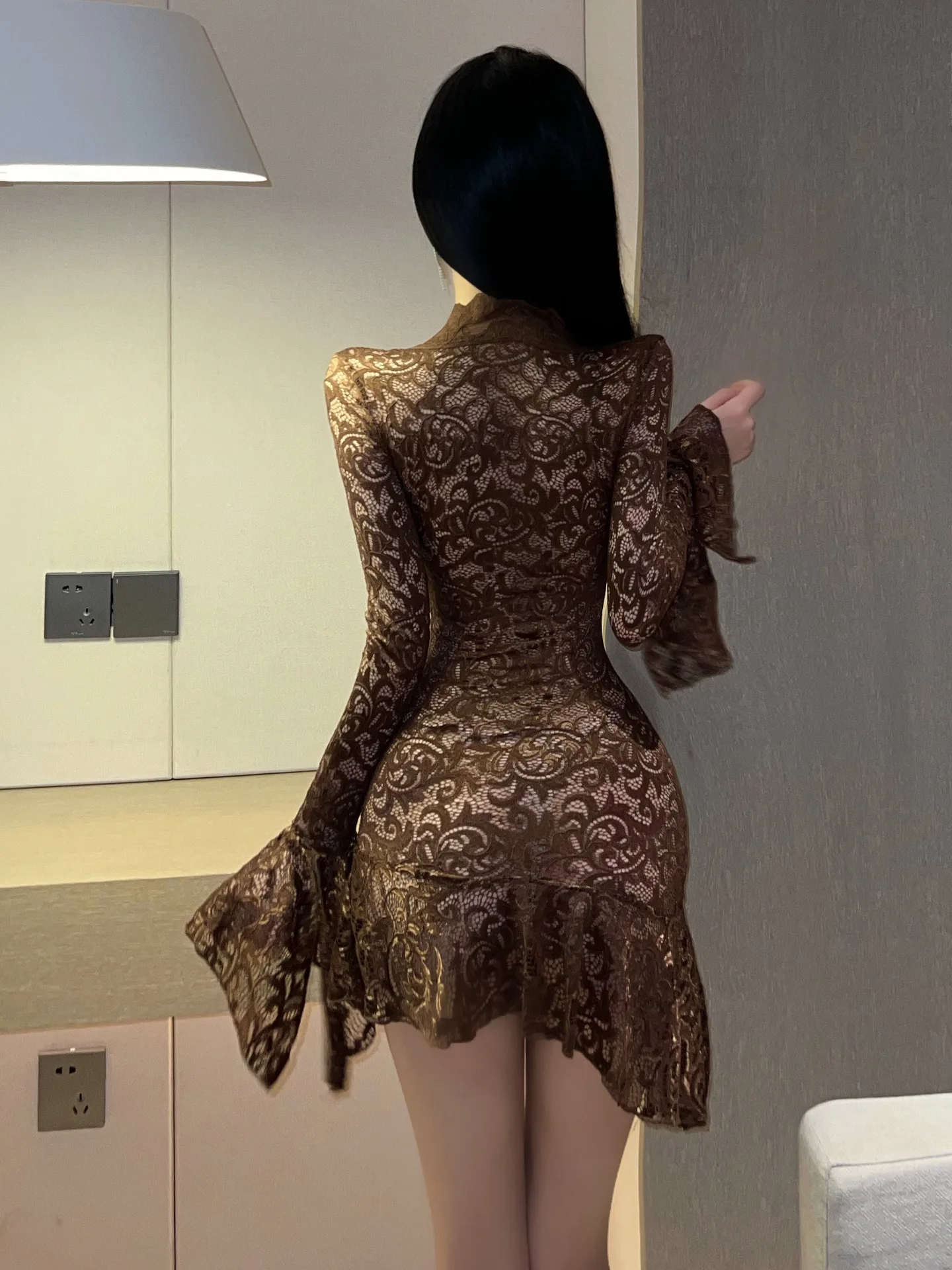 2024 Zomer Sexy Pikant Meisje Kant Doorschijnende Trompetmouwen Ruche Rand V-Hals Clinching Taille Wrap Heup Zwarte Slanke Korte Jurk T31j