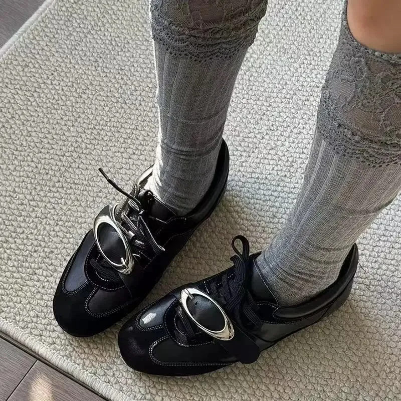 

Женские кроссовки в корейском стиле с черным принтом в горошек, весна 2026, люксовые, с металлическим декором, дизайнерские, вулканизированные, спортивные туфли