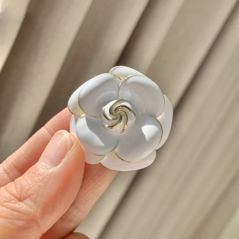 Broches de camélia en émail à la main délicates pour femmes et hommes, épingles trempées de manteau de corsage, accessoires vestisens, cadeaux de vacances, design de luxe