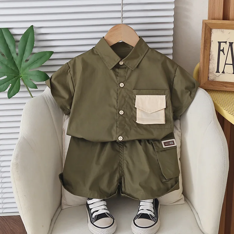 

Одежда для маленьких мальчиков, комплект из 2 предметов, однотонные рубашки с короткими рукавами и контрастными карманами, шорты-карго, летние наряды для маленьких мальчиков