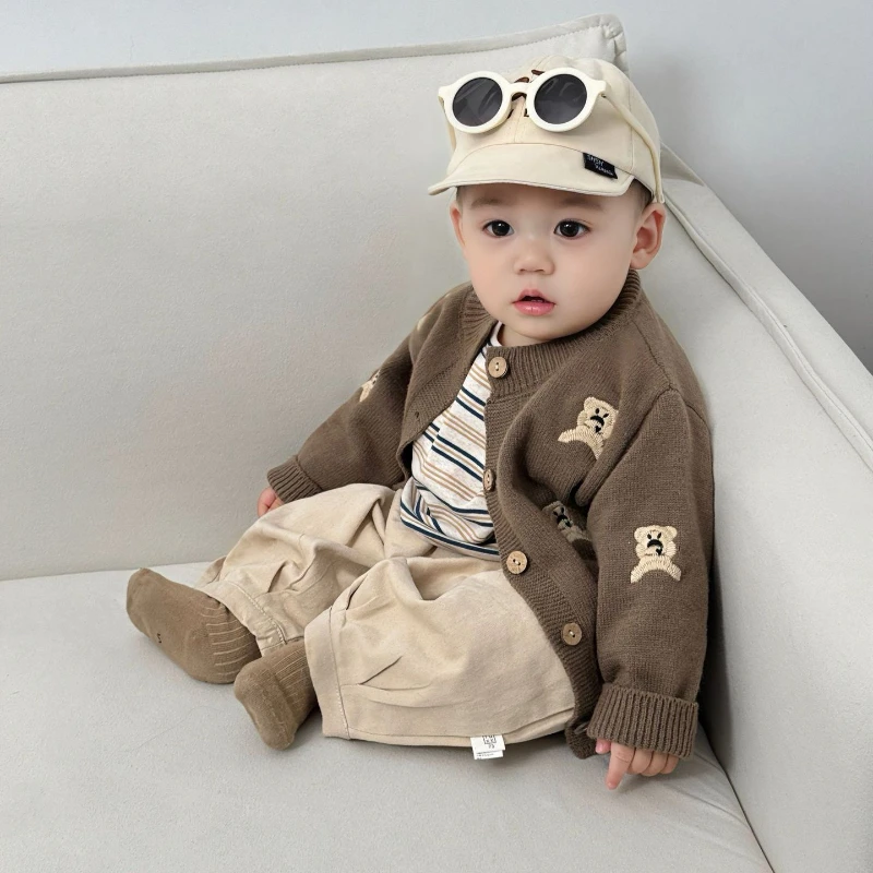 

2025 New Winter Fashionable Children's Cute Bear Knitted Pattern Warm Outerwear Cardigan