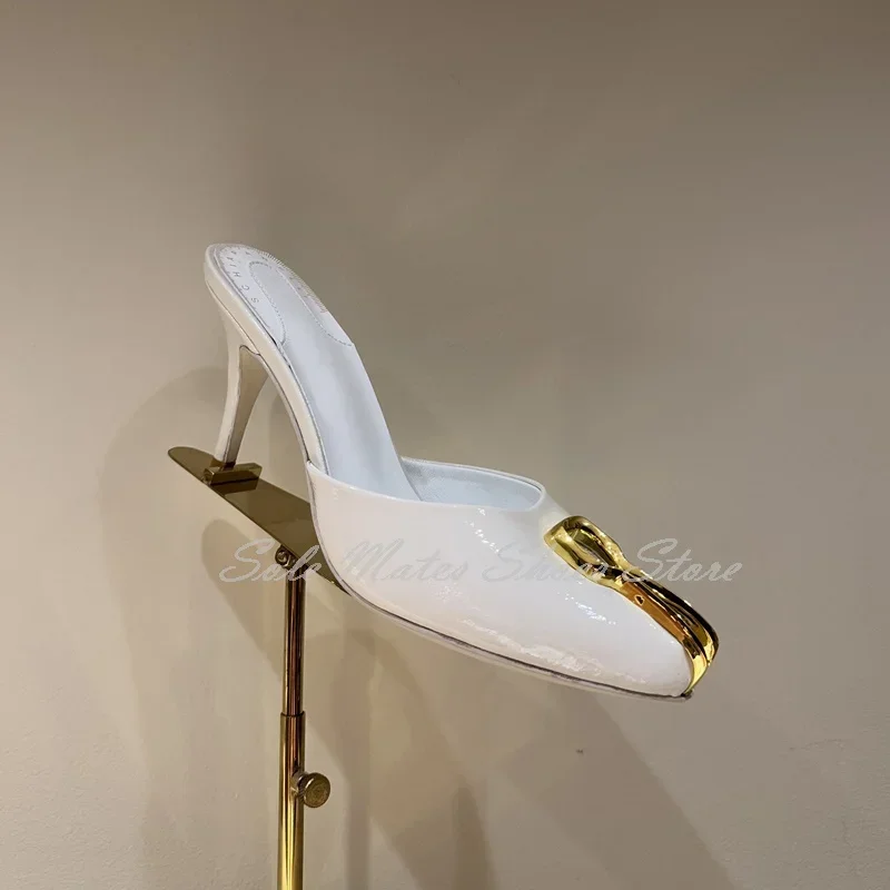 Элегантные женские черные лакированные кожаные тапочки с закрытым носком, дизайнерские сандалии на высоком каблуке-шпильке с металлической пряжкой, вечерние модельные туфли