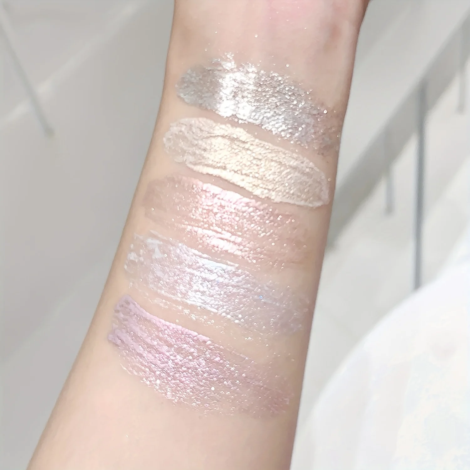 Sombra única "Galaxy Diamond" |   Brilho cósmico ultrafino |   Maquiagem Multiuso (Olhos/Rosto/Corpo) |    Acabamento Metálico