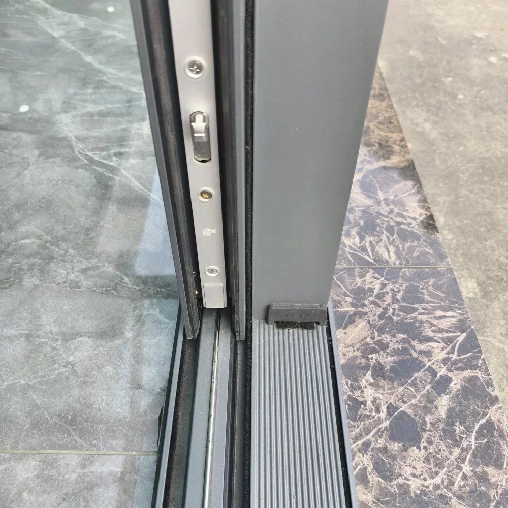 Porta scorrevole da patio con serratura Porte fonoisolanti con cornice in alluminio Porte scorrevoli ad alta efficienza energetica a doppio binario in vetro temperato