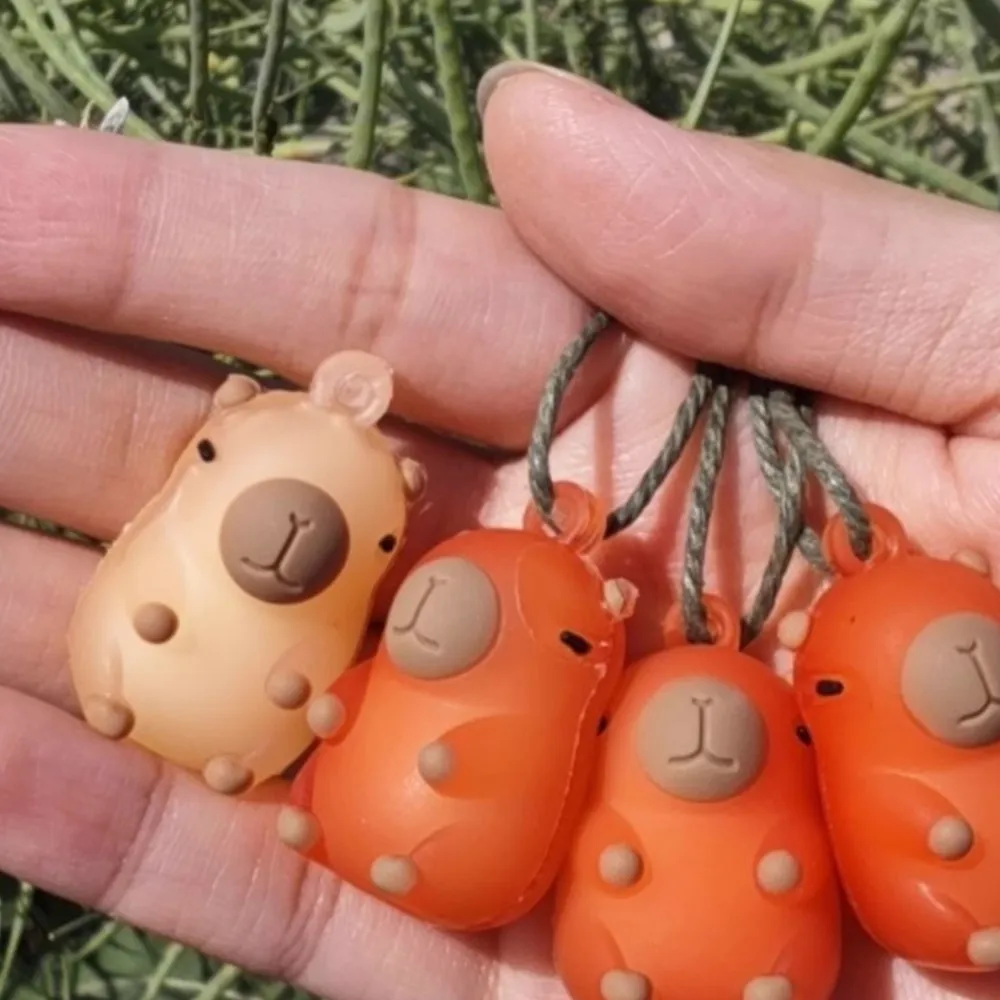 1 pçs mudança de cor carro assado kapibara pingente carro uv espelho retrovisor capivara pendurado decoração brinquedo decorações do carro crianças brinquedos