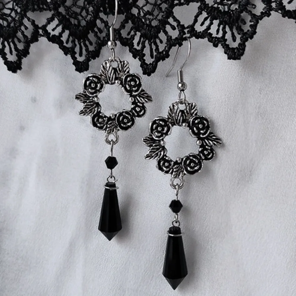 Gothic Victoria Silver Color Rose Garland Teardrop-shaped Black Crystal Pendant Dangle Earrings for Women Temperament Jewelry
