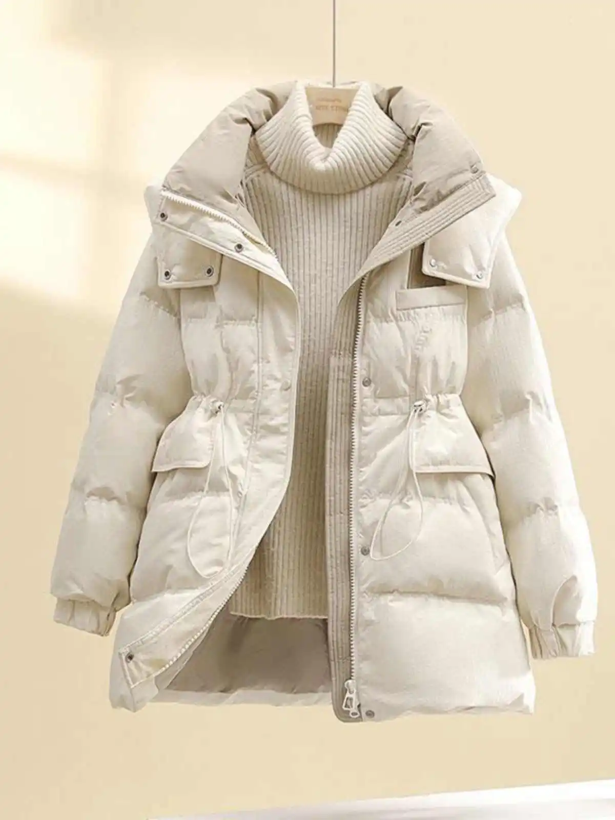 

Женская приталенная удлиненная зимняя куртка-пуховик с капюшоном, утепленная, на хлопковой подкладке, стильная, для повседневной носки, на молнии, цветная