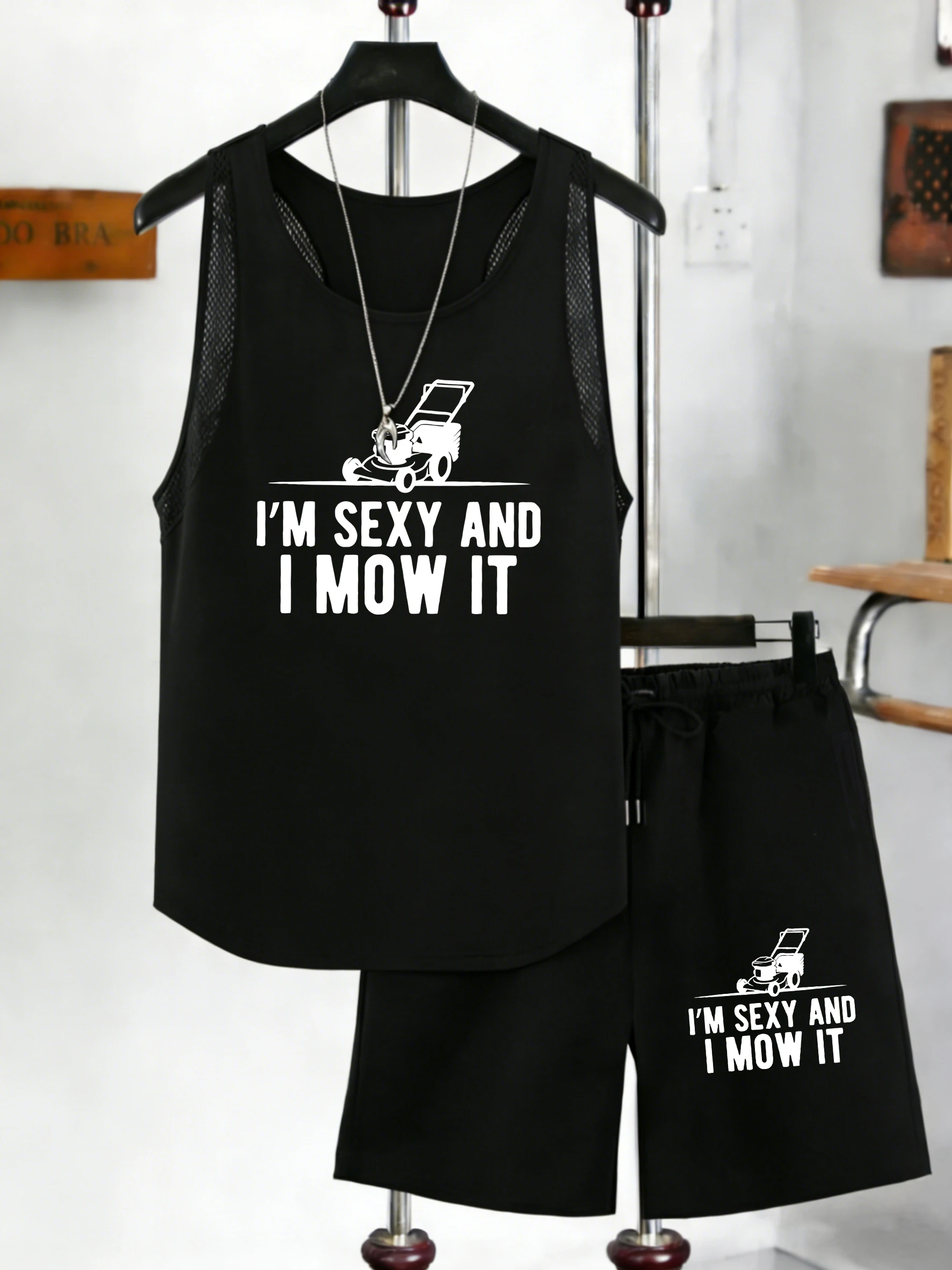 

Мужской комплект: сетчатые майки с принтом I'M Sexy And I Mow It, безрукавки с круглым вырезом, летние шорты с карманами и широкими штанинами на шнурке
