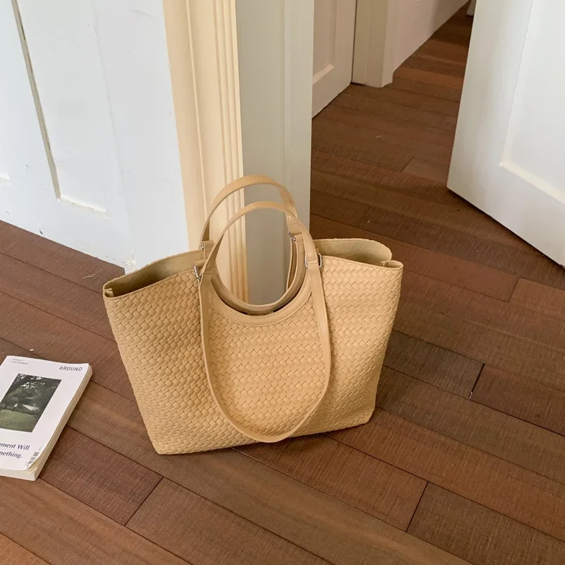 Koreanische Rattan-Geflecht-Umhängetasche, Große Kapazität Damen-Tragetasche, Sommerliche Lässige Einfache Urlaubs-Strand-Pendler-Handtasche – Detail 7