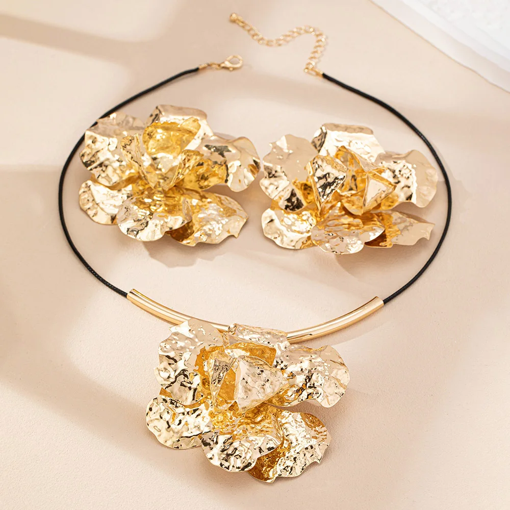المعادن تكدرت زهرة قلادة قلادة وأقراط مجموعة للنساء مجوهرات الأزياء اكسسوارات رائجة البيع هدية حفلة 2024 نمط جديد