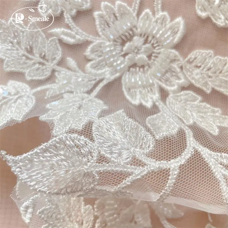 10 Stück und 2 Stück. Weiße Perlen-Spitzenblumen mit Spiegelblüten. Blumenblätter-Stickerei für Hochzeitskleider und Kopfschmuck. DIY-Nähzubehör-Patch. – Detail 5