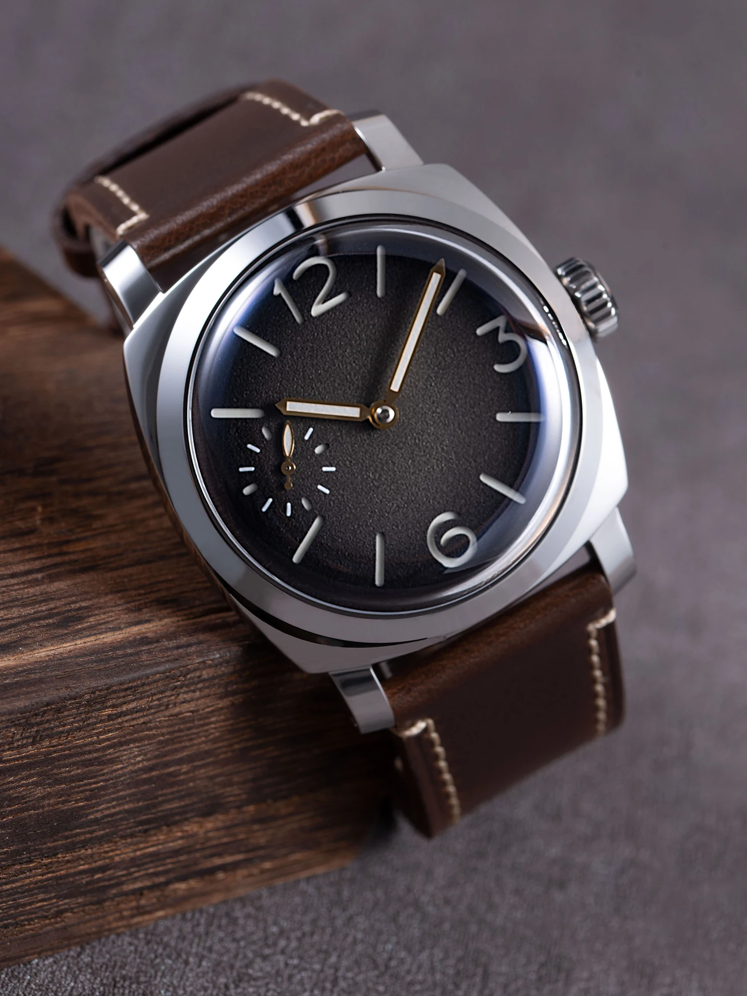 Herren Retro Militär Mechanische Handaufzugsuhr 44mm Kissenförmiges Gehäuse Leuchtende Kleine Sekunde Sandwich-Zifferblatt Gewölbtes Saphirglas Geschenk für Männer
