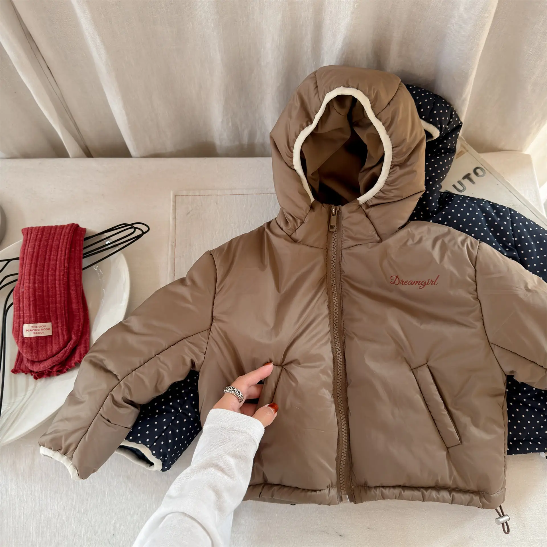 2025 شتاء جديد الأطفال طويلة الأكمام معطف دافئ بنين بنات موضة دوت طباعة مقنعين القطن وسادة مبطنة الاطفال ملابس الطفل الصوف