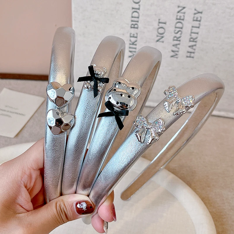 2026 Neues silberfarbenes PU-Leder-Haarband für Mädchen, Frauen, Kinder, Vintage-Bären-Herz-Schleifen-Dekor, Haarreif, koreanische Accessoires – Detail 1