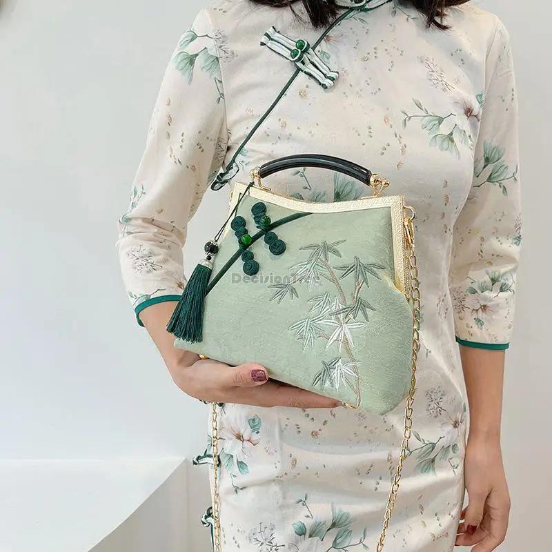 2023 embroidery chinese retro style women daily hanfu accessory bag fashion vintage clip bag crossbody elegant bag handbag s683