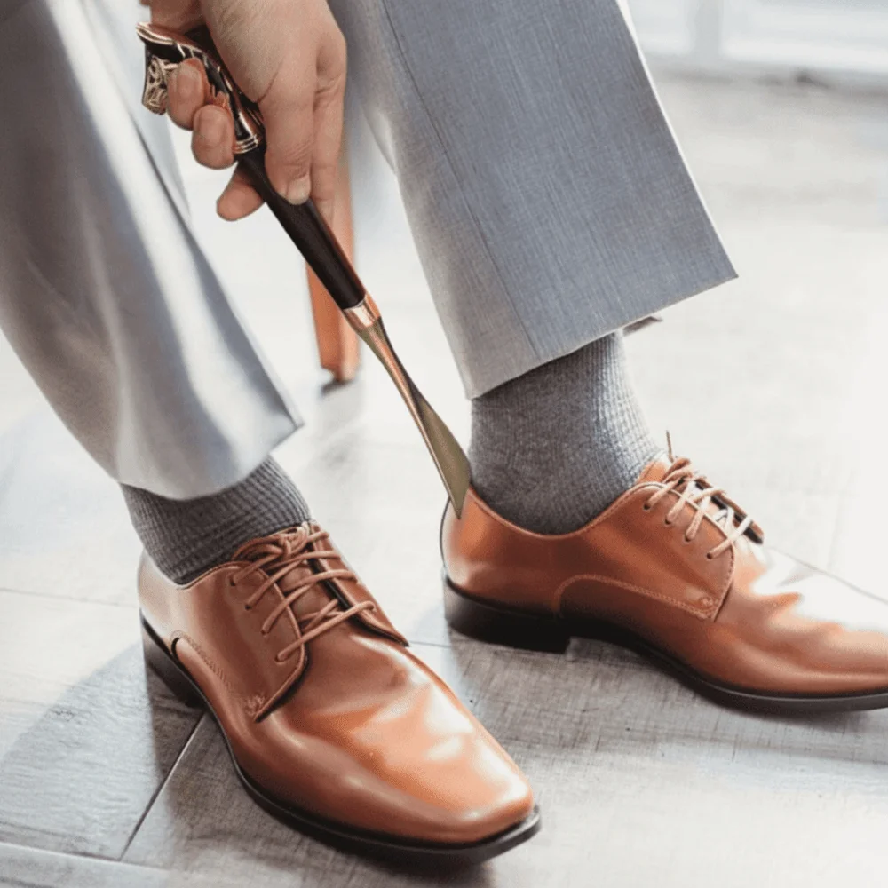 Portable Shoe Lifter Alloy Handheld Wood Handle Shoehorn Spoon Shape 32cm Length Long Handle Shoehorn for Wearing Shoes