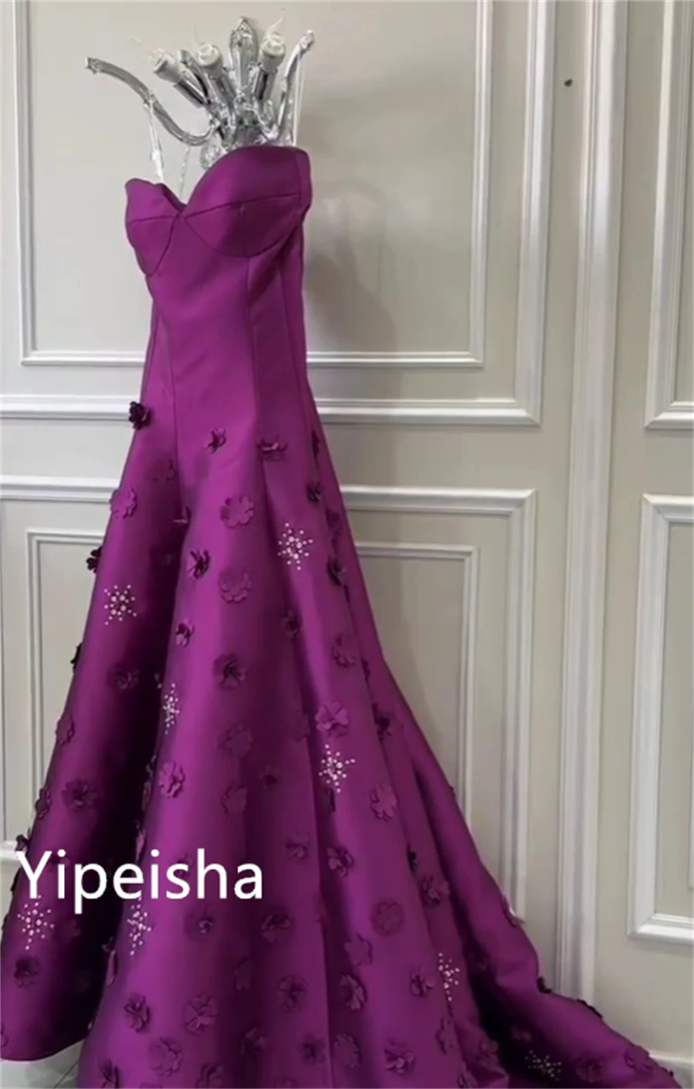 Sexy personalizado 	 Vestido de fiesta sin tirantes personalizado, vestidos de noche de satén drapeados con lentejuelas y flores de quinceañera para