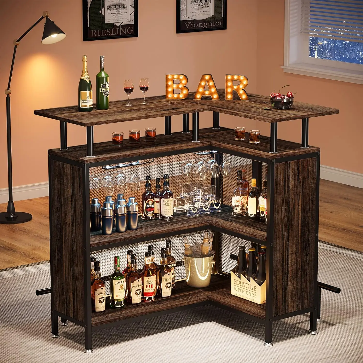 หน่วยบาร์ที่บ้าน, โต๊ะบาร์รูปตัว L พร้อมชั้นวาง Stemware และชั้นวาง 2 ชั้น, ตู้เหล้ากาแฟเข้ามุมพร้อมที่วางเท้าสําหรับบ้าน