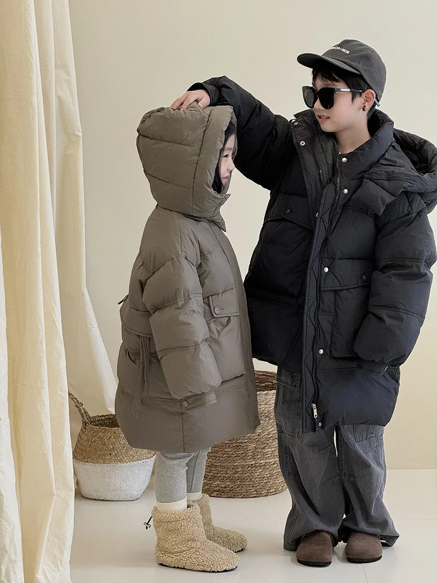 

2025 г., новая зимняя детская осенняя морозостойкая одежда средней длины для детей 4–10 лет, зимнее бархатное шелковое пальто с перьями для мальчиков и девочек, топ