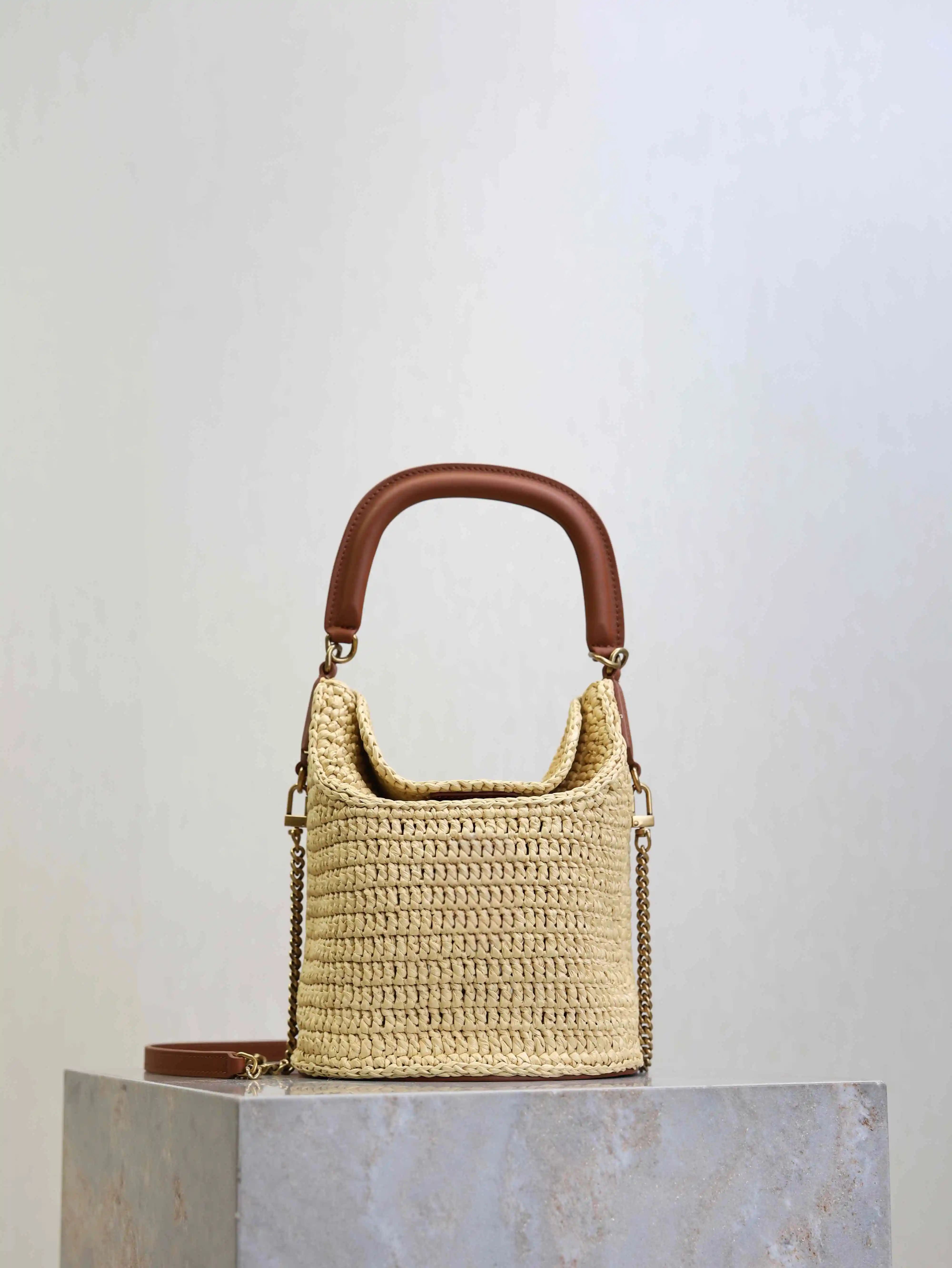 

2026 Spring Summer New Ladies Raffia Woven Bucket Bag Beach Hand Woven Shoulder Bag Bohemian Style Ladies Summer Travel Vacation