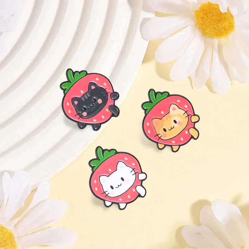 Cartoon-Erdbeer-Katzen-Emaille-Pin: Niedliche Frucht-Tier-Brosche mit Katzenköpfen, die aus roten Erdbeeren spucken – Dekoration für Rucksack und Jacke, Geschenk – Detail 4
