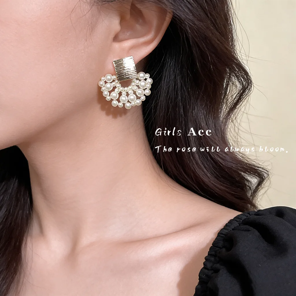 Handmade French Style Pearl Dangle Earrings Womens Mini Luxury Hand Woven Fan Shaped Earrings High End Niche Elegant Jewelry
