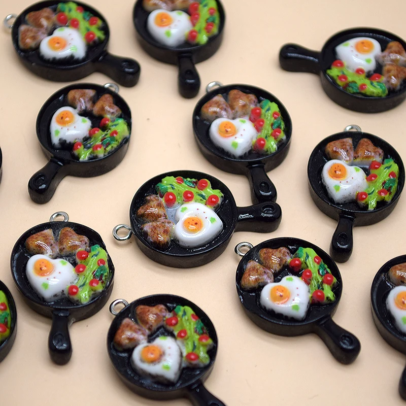 10 Uds. De huevos fritos en forma de corazón para el Día de San Valentín, dijes de comida, sartén en miniatura divertida y bonita, colgante de resina, pendiente DIY, fabricación de joyería