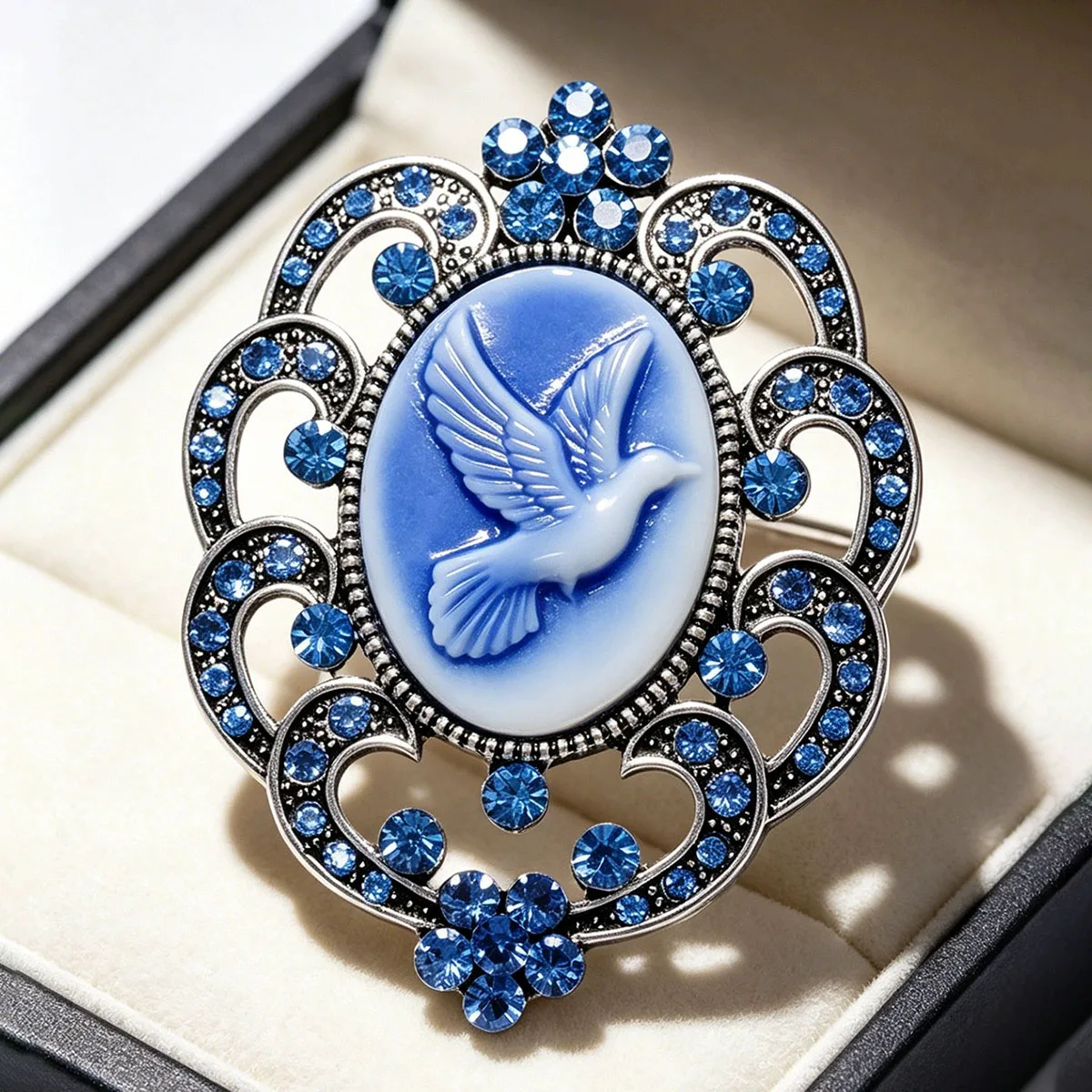 Elegant Retro Victorian Cameo Brooch Carved Lady Portrait Inlaid Rhinestone Pearl Badge Vintage Lapel Pin Fashion Jewelry For Wo