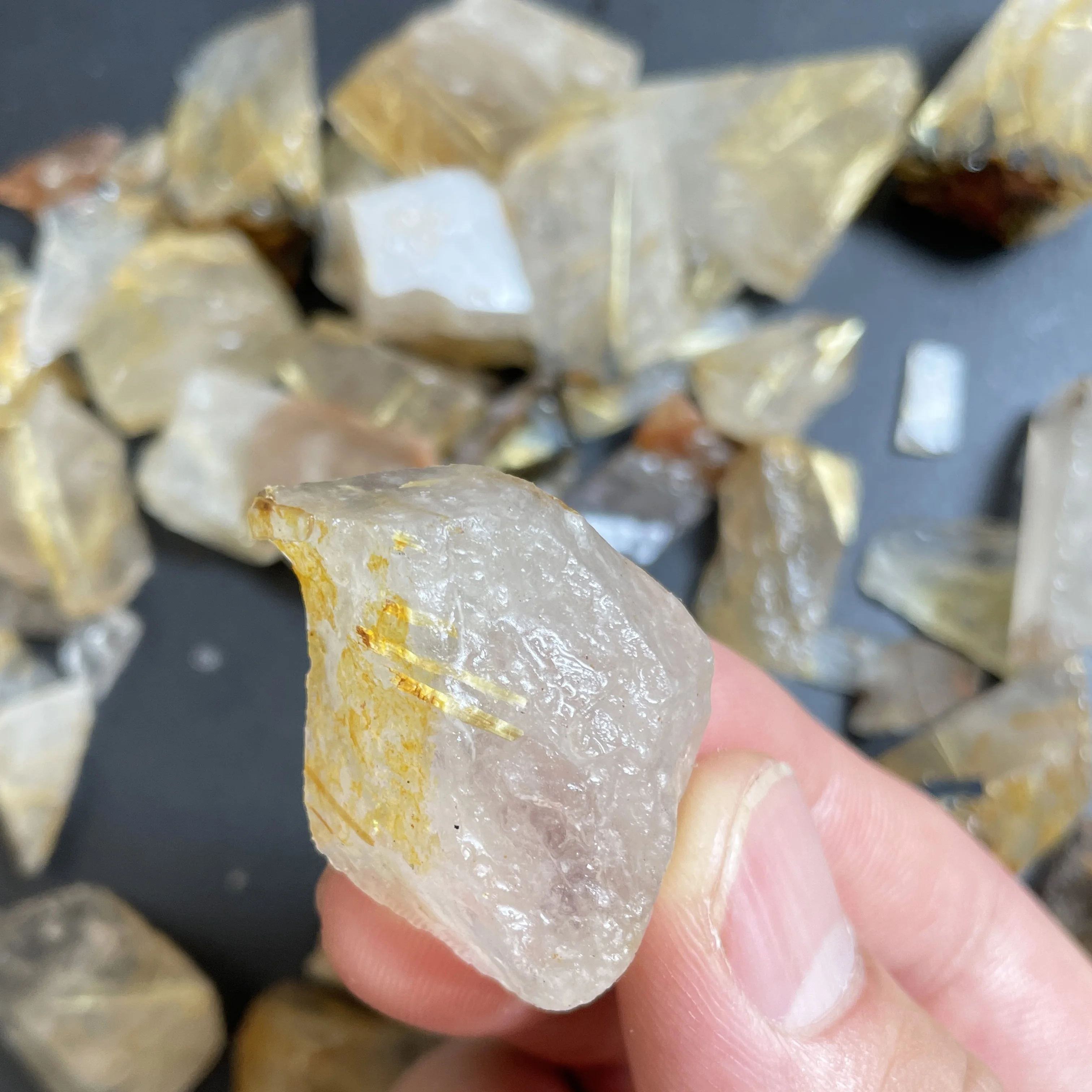 265g Natural Oiling Unpolished Raw Golden Quartz Rutilated Specimen Leftover Material Crystal Rock Decor Healing Stone 01