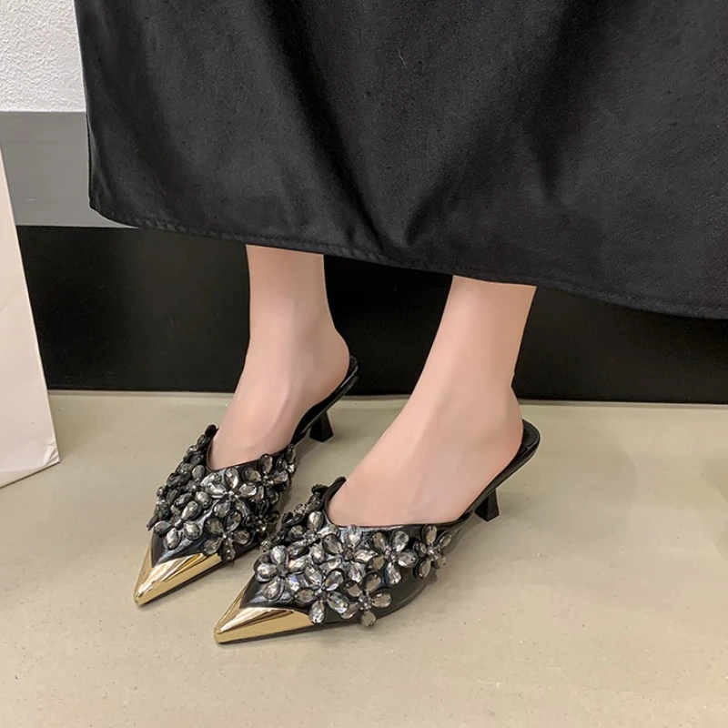 

Новые летние тапочки Baotou на высоком каблуке-шпильке с острым носком и цветком со стразами, холодные тапочки с металлической головкой, верхняя одежда