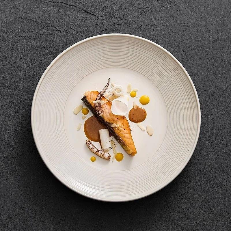 

Набор посуды в ретро-стиле: тарелки для стейка, красивые тарелки для завтрака, элегантные французские тарелки с подглазурной росписью, круглые тарелки.