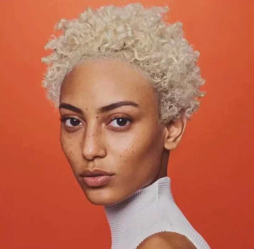 Kurze hell blonde Pixie geschnittene lockige Haare afro verworrene lockige Perücken für schwarze Frauen