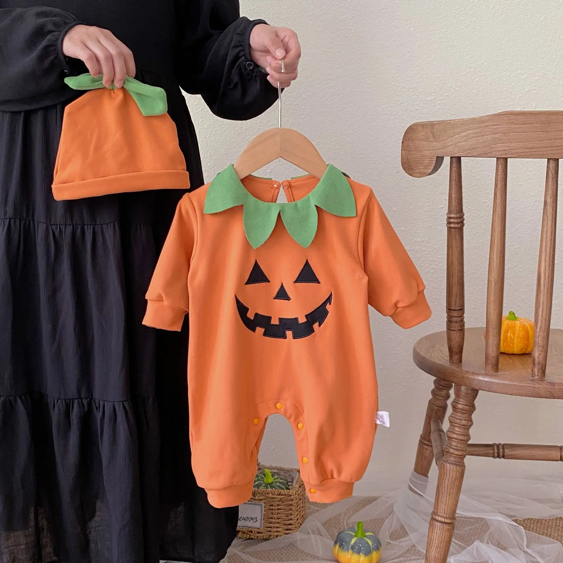 

2025 New European and American Halloween Baby Jumpsuit Pumpkin Smiley Face Long Sleeved Crawling Suit with Hat Included