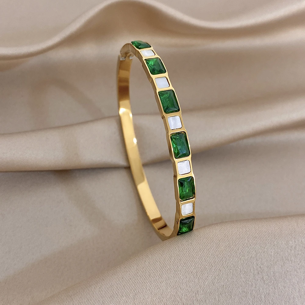 Vintage grüner, quadratisch-ovaler Zirkonia-besetzter Edelstahl-Armreif für Damen, goldfarbenes, wasserdichtes Federarmband, Feiertags-Damenschmuck – Detail 3