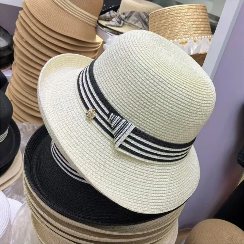 

The hat is elegant and casual fashionable stylish It's a style for going out to seaside with curled edges