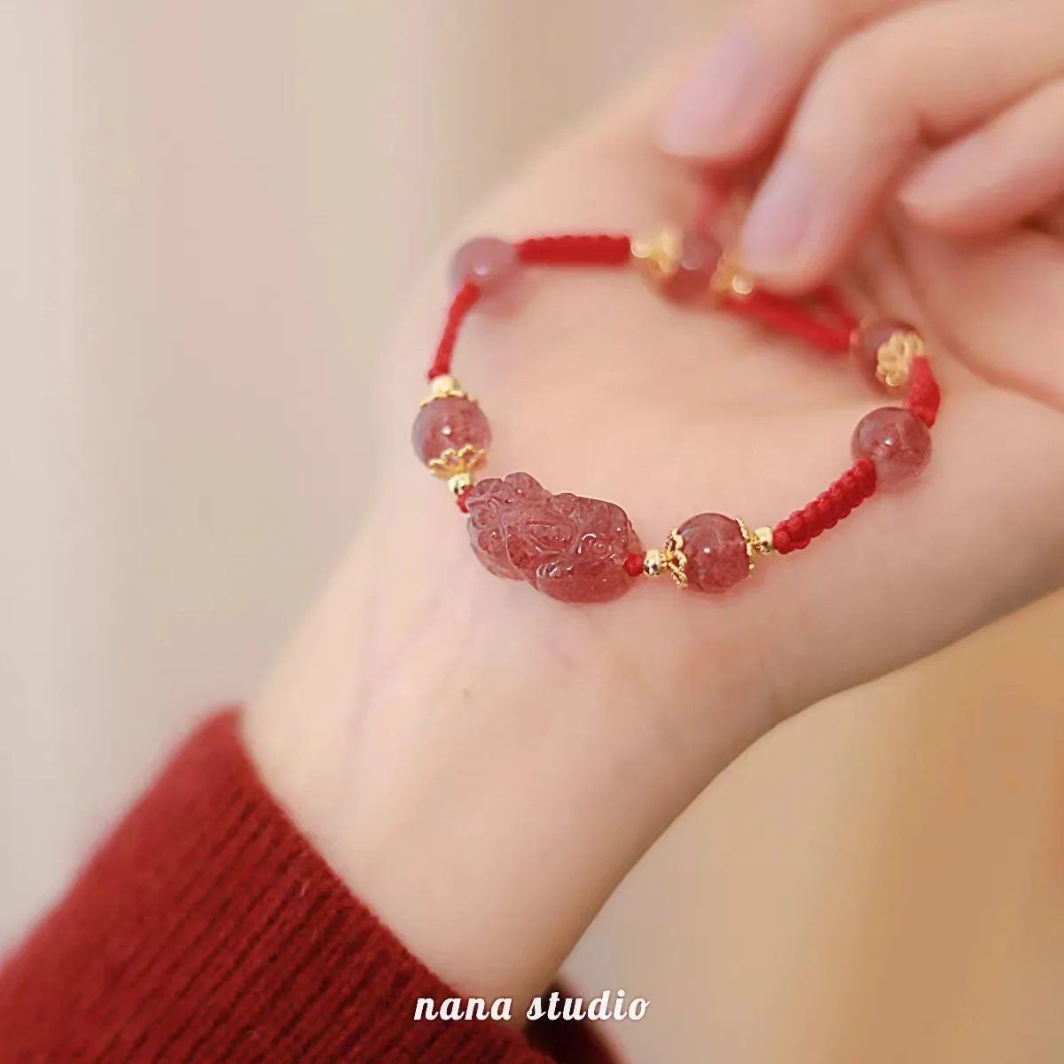 

Натуральный клубничный кристалл Pixiu браслет ручной работы день рождения год красная веревка BFF ювелирные изделия подарок на фестиваль