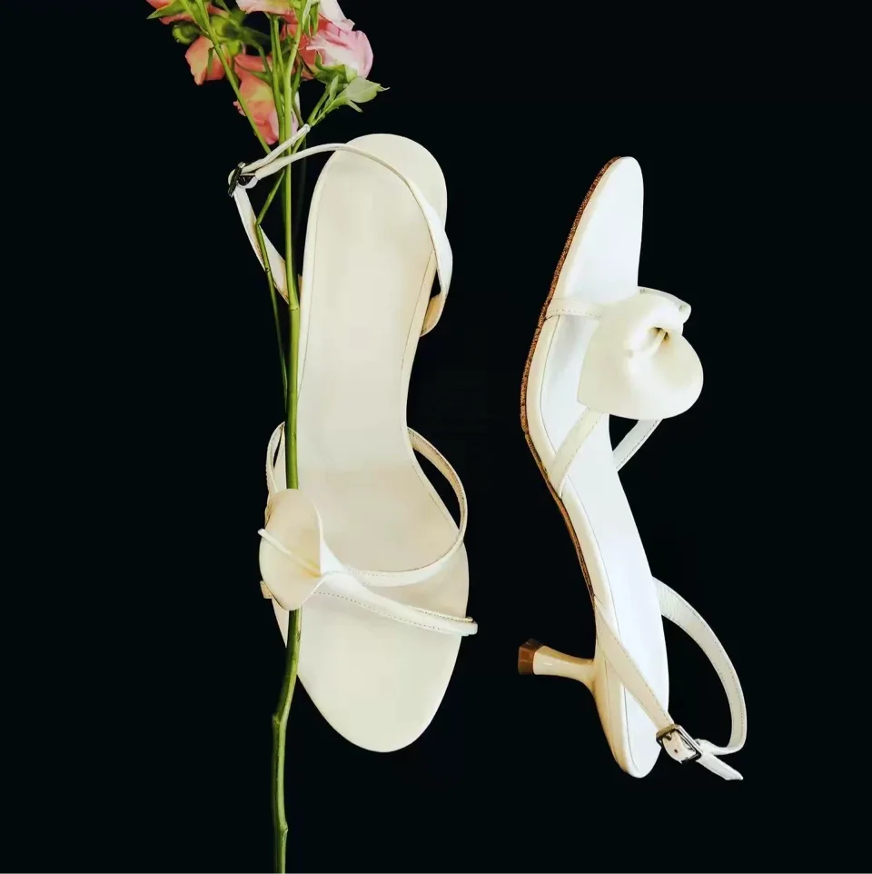Summer New Women White Floral Decoration Slingback Kitten Heel Sandals Thin Strap Open Toe Wedding Bridal Elegant Dress Sandals