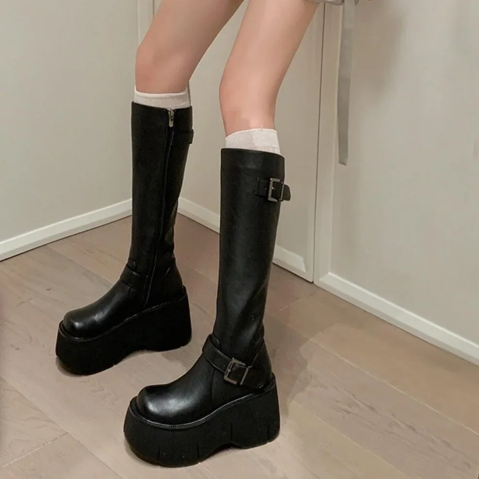 Botas de caballero de suela gruesa para mujer, botas largas pequeñas de tacón alto a la moda, de cuero de goma, Origi continental de China, novedad de 2024