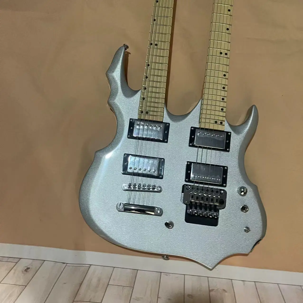 In stock, 12+6 chord double diameter electric guitar with metal plated body in Luo color. Real pictures of the shipped item, ord